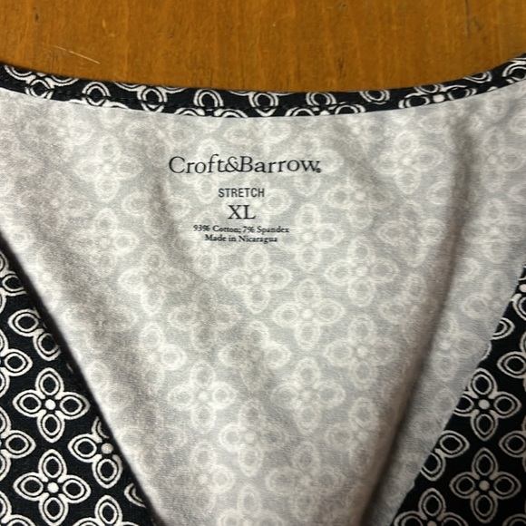 Chic Black and White Tank Top with Sleek Design - Picture 2 of 2